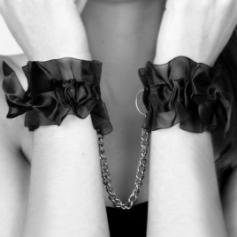 Imagen, esposas Frou Frou de organza y satén Bijoux Indiscrets, juegos de bondage elegante, online